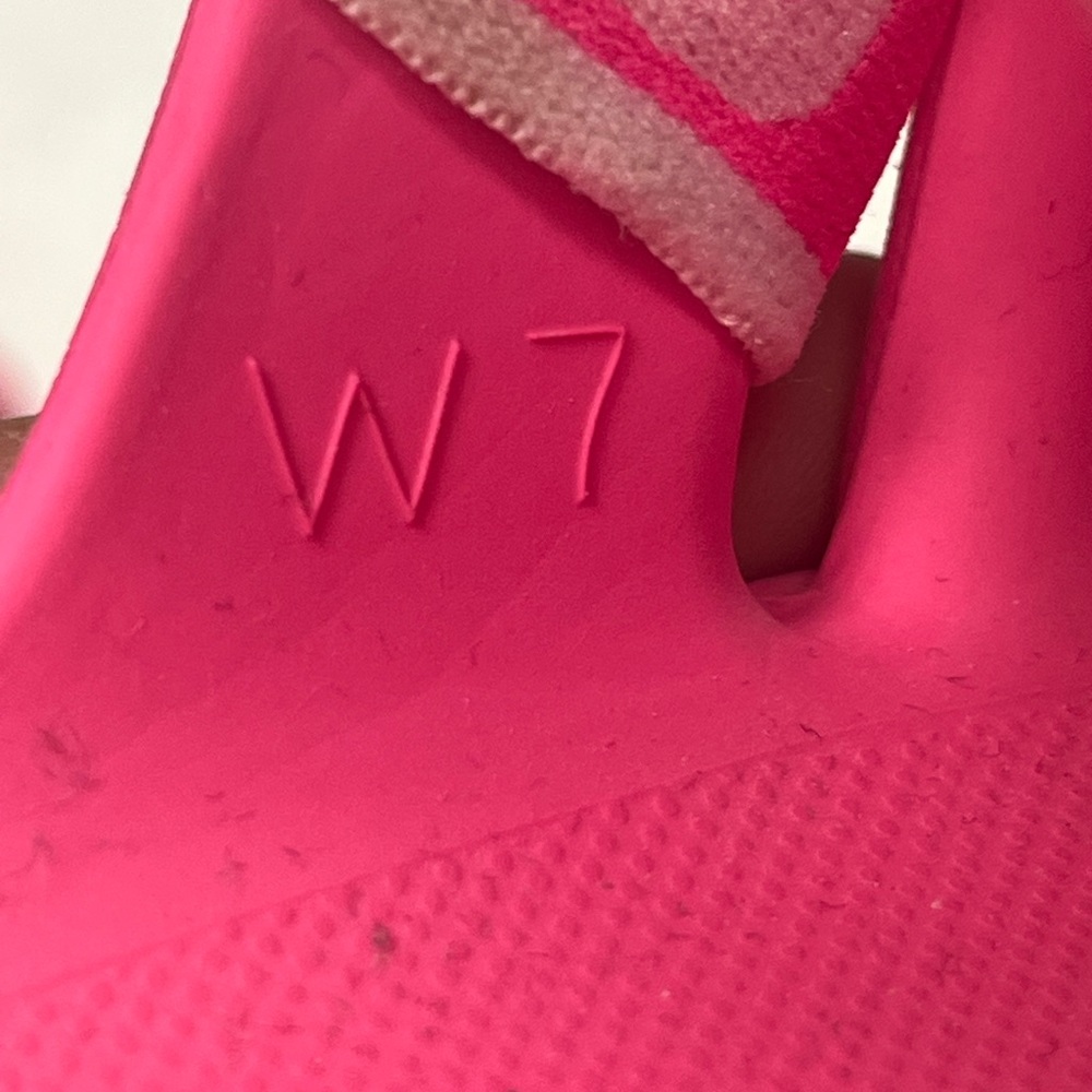 **like new** UGG Women’s Vibrant Pink Sandals - Picture 7 of 9
